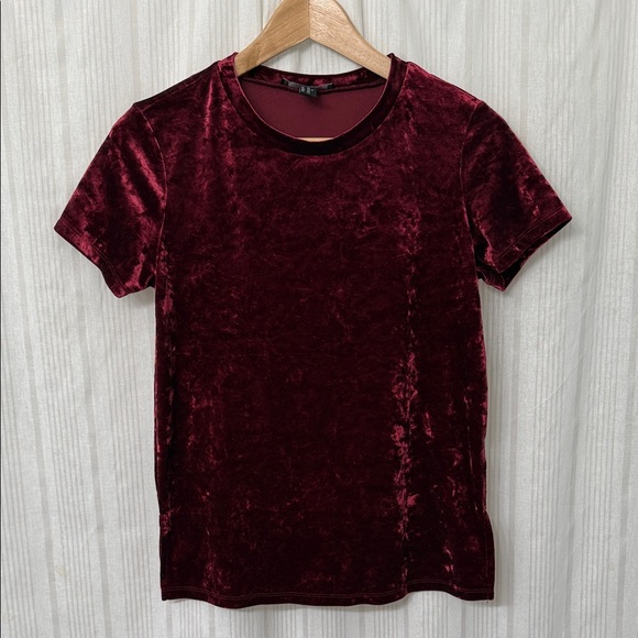 Forever 21 Tops - 🌈5/$25 BUNDLE! Forever 21 Red Crushed Velvet Short Sleeve Top